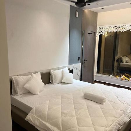 V Love Hotel Surat Bagian luar foto