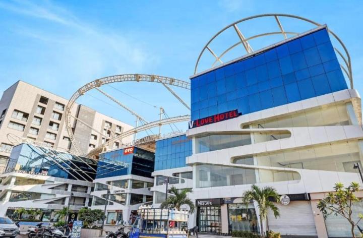 V Love Hotel Surat Bagian luar foto