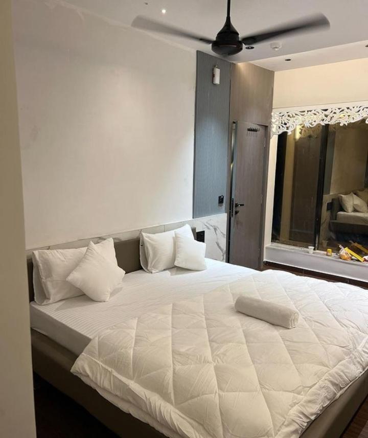 V Love Hotel Surat Bagian luar foto