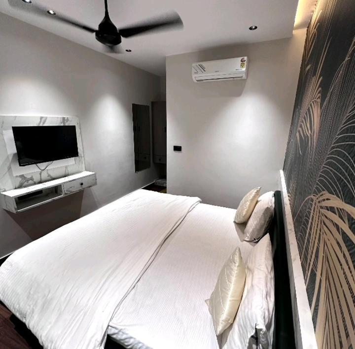 V Love Hotel Surat Bagian luar foto