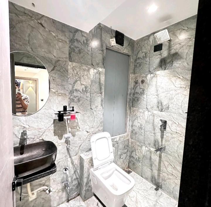 V Love Hotel Surat Bagian luar foto