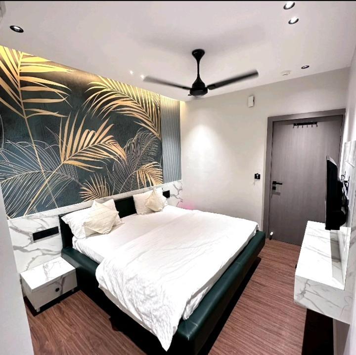 V Love Hotel Surat Bagian luar foto