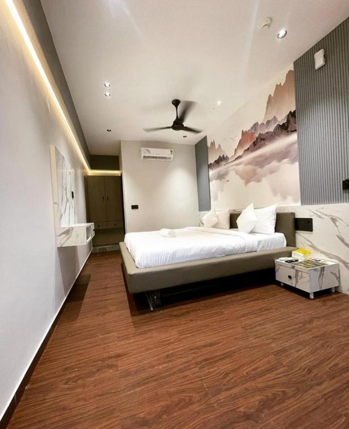 V Love Hotel Surat Bagian luar foto
