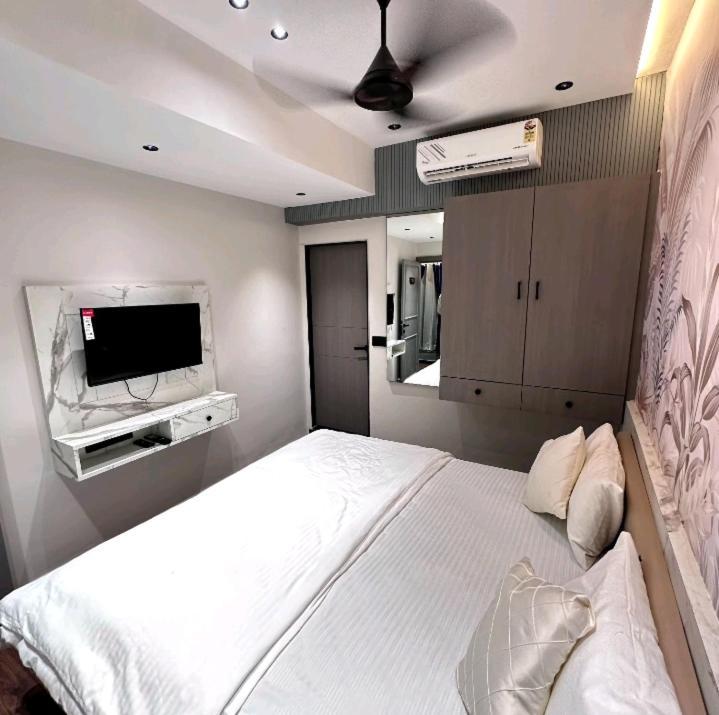 V Love Hotel Surat Bagian luar foto