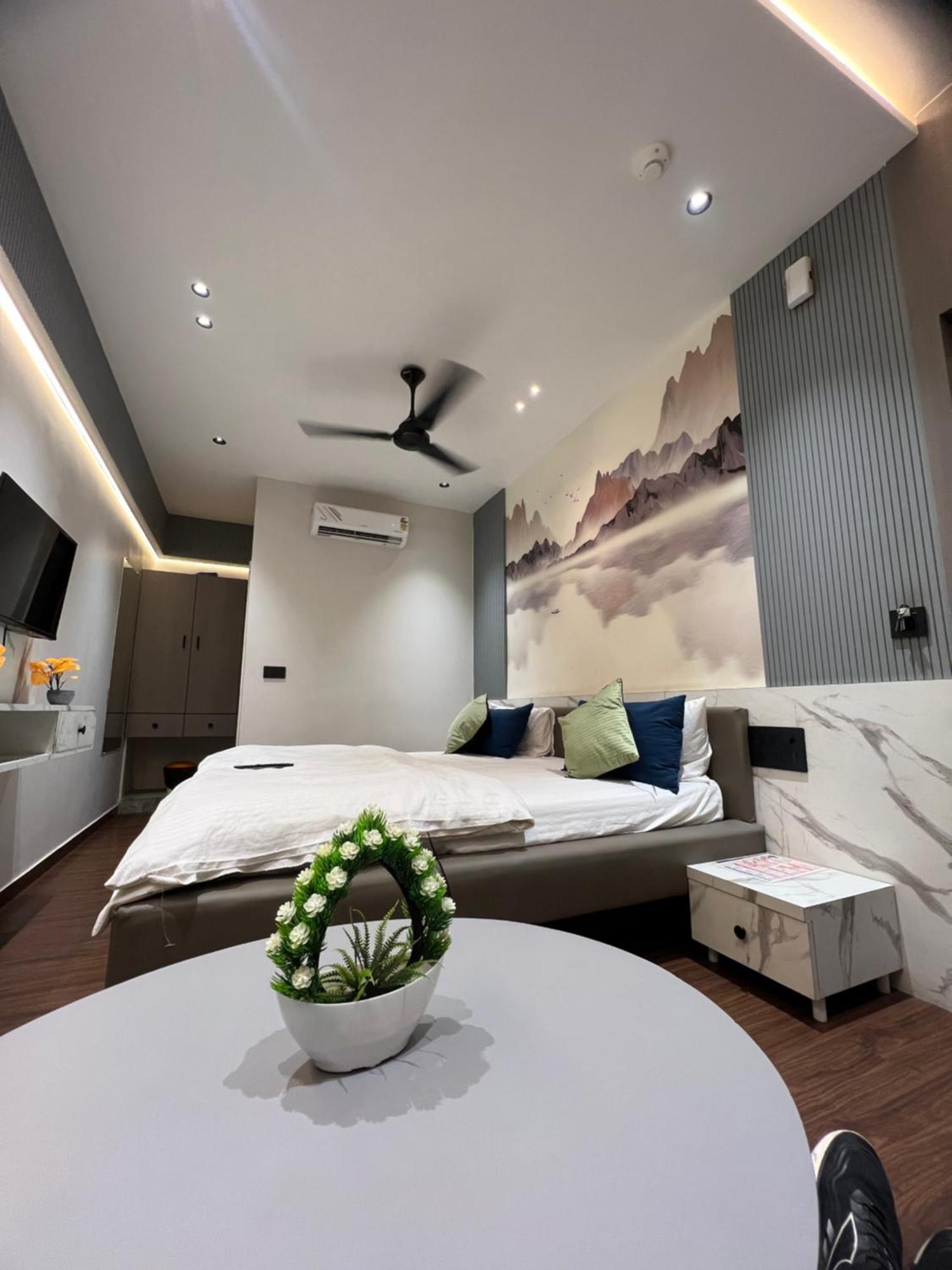 V Love Hotel Surat Bagian luar foto