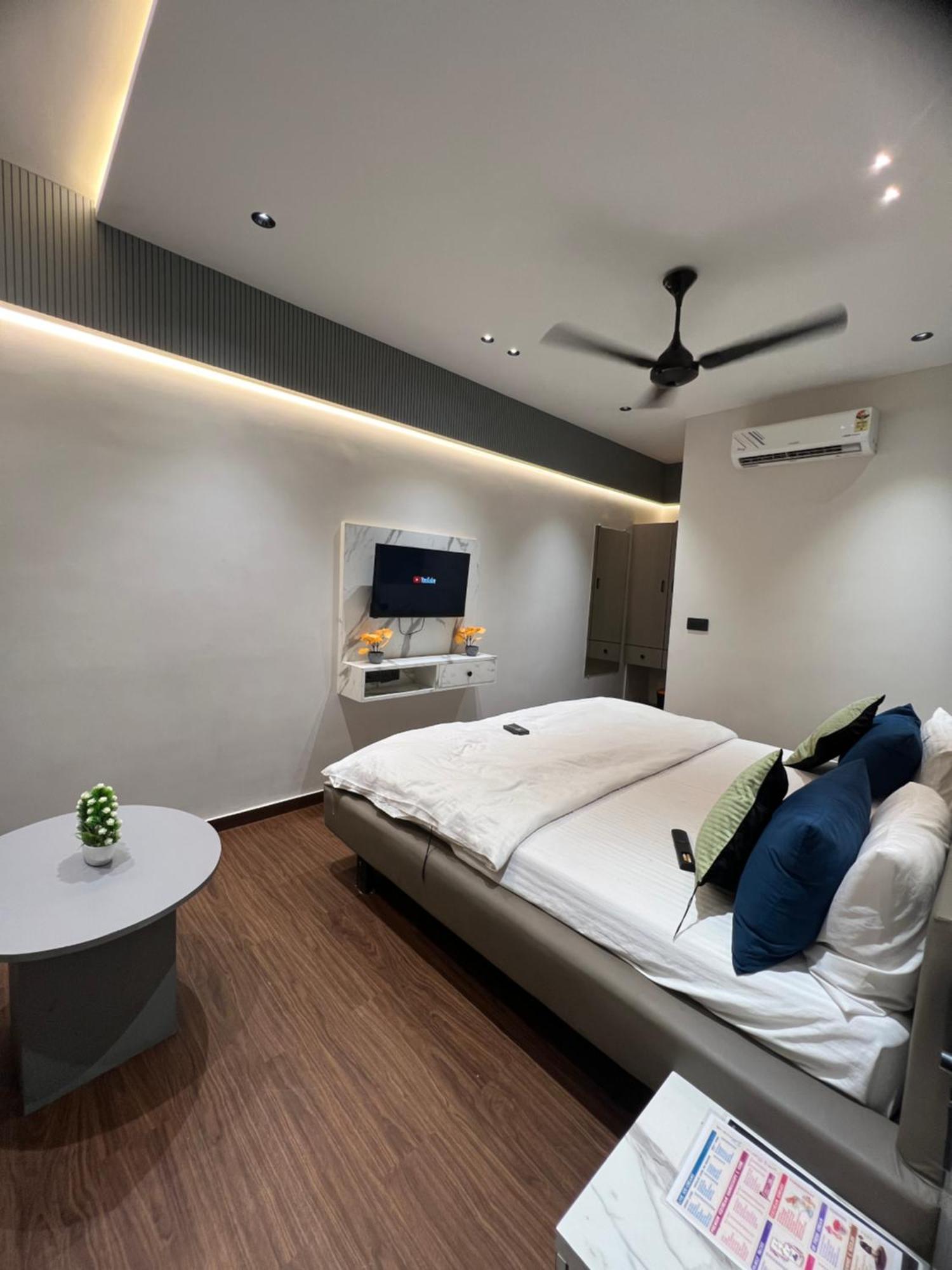 V Love Hotel Surat Bagian luar foto
