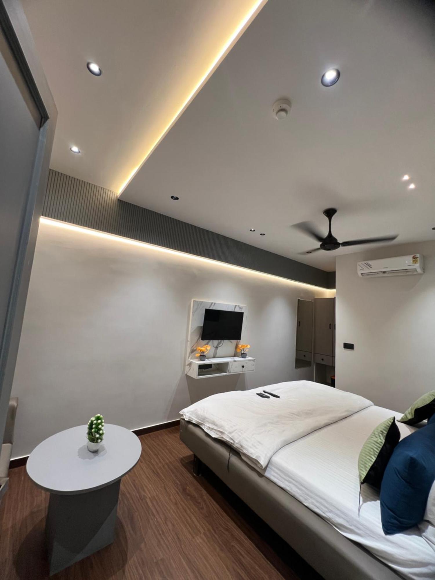 V Love Hotel Surat Bagian luar foto